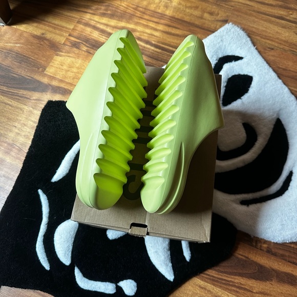 Adidas Yeezy Slide ‘Glow Green’ - Picture 2 of 4